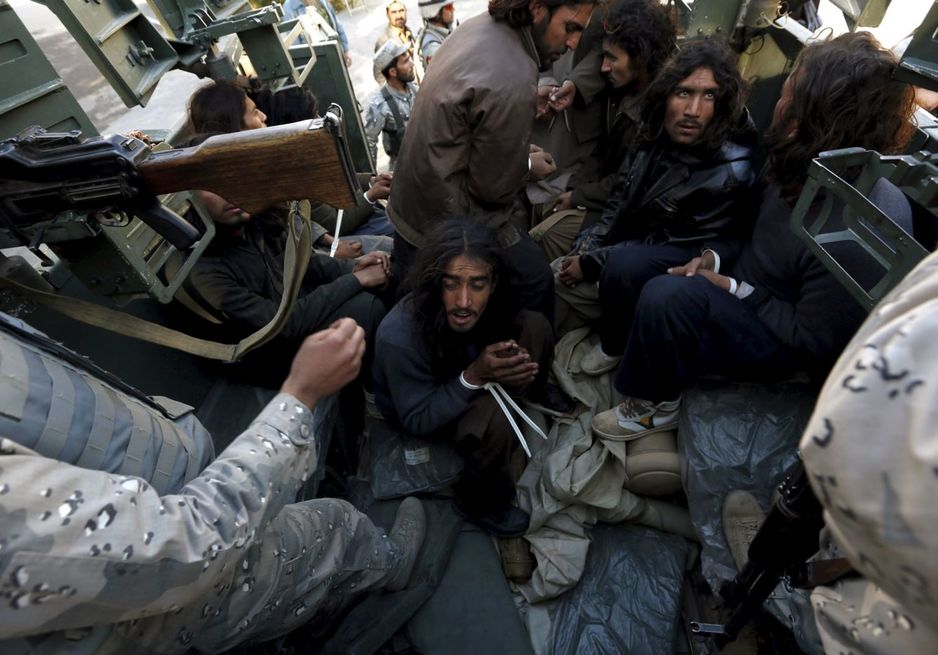 Milicianos talibanes, arrestados por agentes de frontera afganos, en la ciudad de Jalalabad (Reuters).