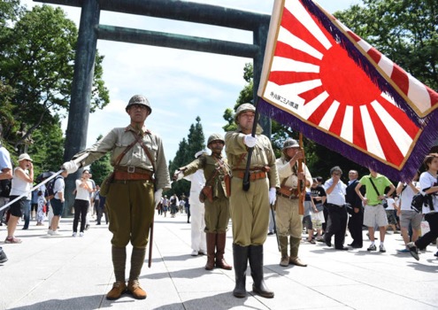 Japoneses con el uniforme del ejército imperial rinden homenaje a los caídos en Yasukuni. GETTY