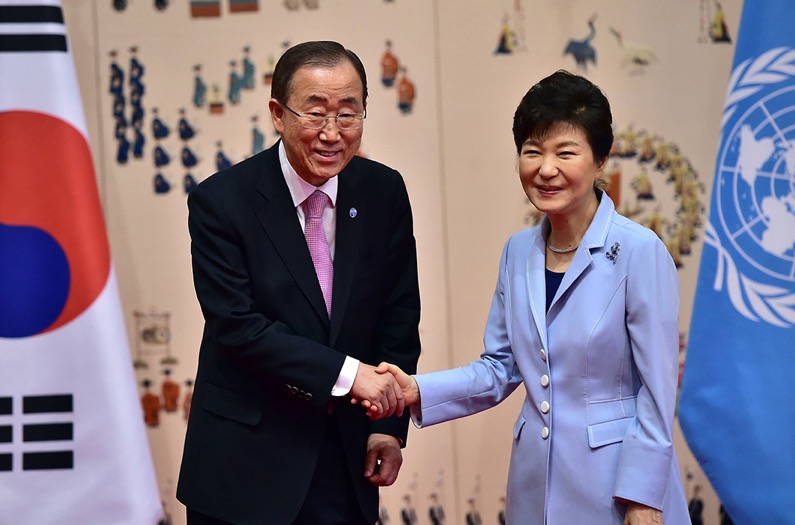 Ban greets South Korean President Park Geun-Hye at the presidential Blue House in Seoul on May 20, 2015. (Jung Yeon Je/Pool/Getty Images)