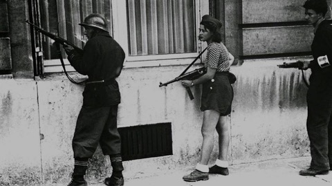 La resistente Simone Ségouin combate en París en 1944. Reuters-Quality