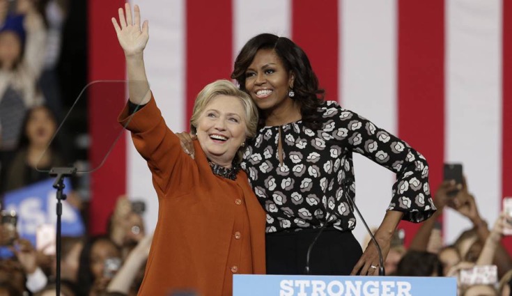 Hillary Clinton con Michelle Obama.AP