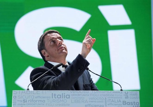 Renzi, en un mitin en Florencia a favor del "sí" en el referéndum. TIBERIO BARCHIELLIEFE