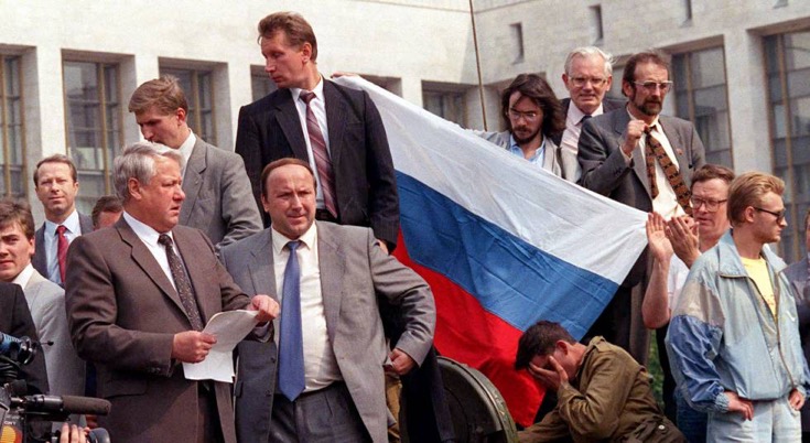 Boris Yeltsin se dirige a la multitud desde lo alto de un tanque frente al Parlamento ruso, en Moscú, durante el intento del golpe de Estado de agosto en la URSS. AFP