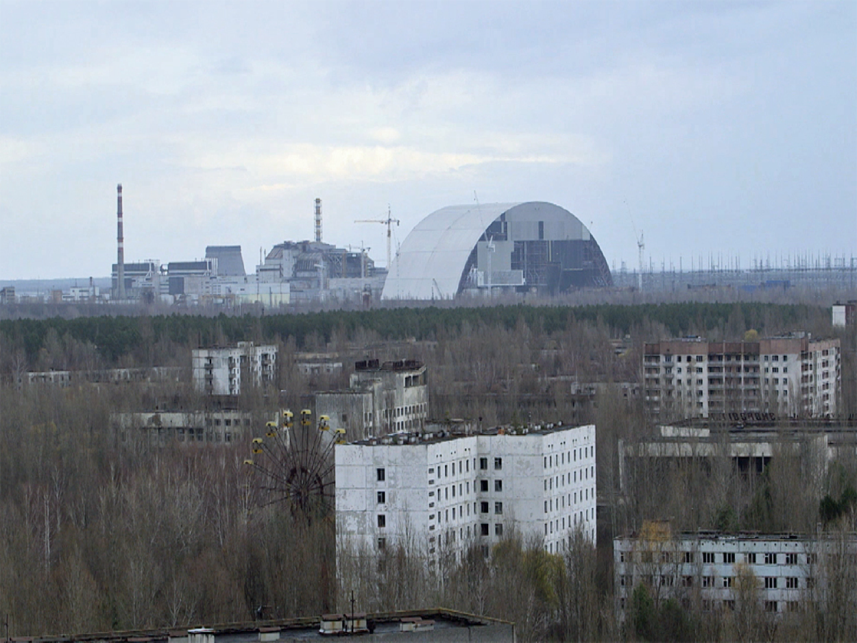 La ciudad fantasma de Pripiat, con la central de Chernóbil al fondo VÍDEO: Ricardo Marquina