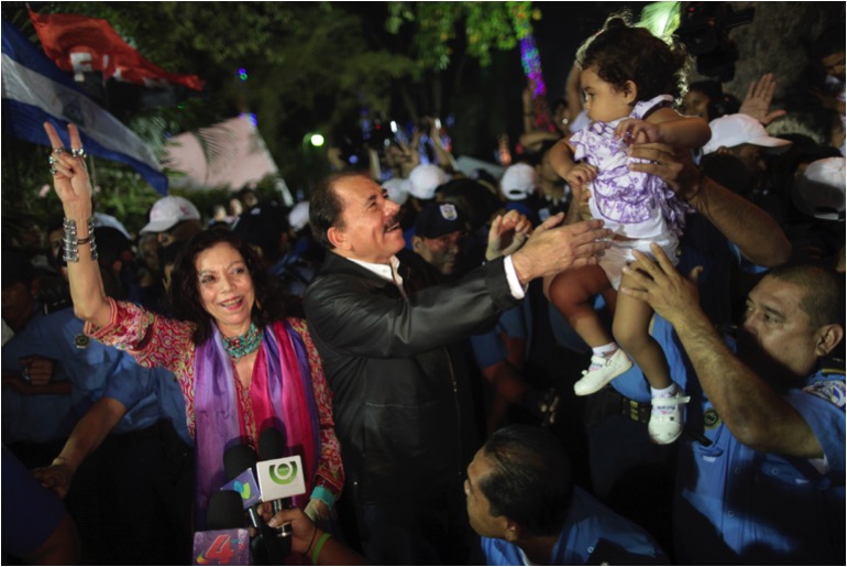 Murillo y Ortega celebran su segunda triunfo electoral al hilo, en el 2011. AP PHOTO/ESTEBAN FELIX.