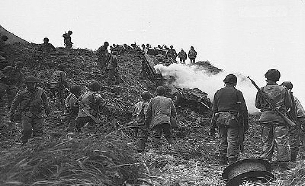 Soldados americanos invadiendo la isla de Kiska. (Corbis)