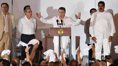 Santos, un líder admirado en el extranjero al que en casa le dan la espalda