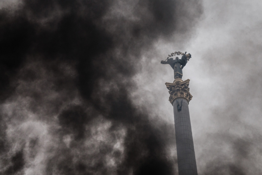 Estatua del Arcángel Miguel, que preside la plaza de la Independencia de Kiev, entre humo; magnífica fotografía de Mikhail Palinchak que simboliza a la perfección el caos ucraniano. (Foto: Corbis)