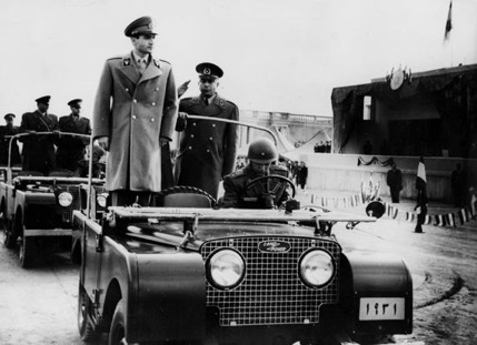 El Sha de Persia Reza Phalevi, sobre un Land Rover inglés pasa revista a las tropas en Teherán, con ocasión del día nacional de la armada de Persia. (Desconocido - ARXIU LA VANGUARDIA)