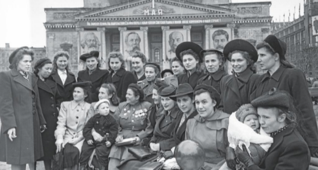 Mujeres pilotos soviéticas, veteranas del regimiento de bombardeos nocturnos en el aniversario del Día de la Victoria, frente al Teatro Bolshói. 