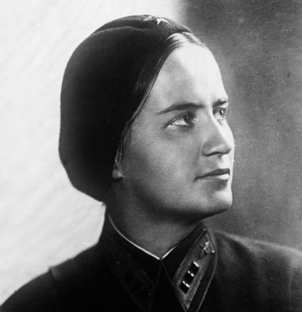 "A todo el mundo le resultaba habitual el nombre de Marina Raskova. Para millones de ciudadanos soviéticos tenía algo de mágico: lo asociaban de forma ineludible al heroísmo y a cuanto tenían de romántico los vuelos"