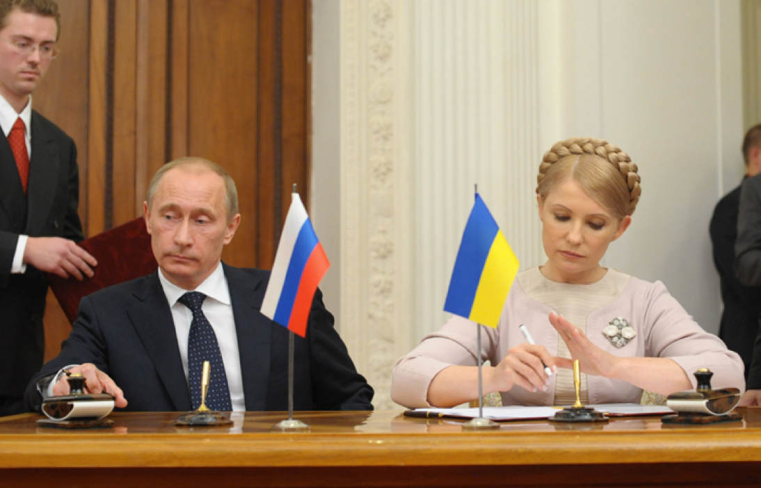 Vladimir Putin y la prooccidental Yulia Timoshenko firmaron un acuerdo para la venta de gas ruso a Ucrania. Paradójicamente, el acuerdo fue denunciado por el teóricamente prorruso Víktor Yanúkovich. 